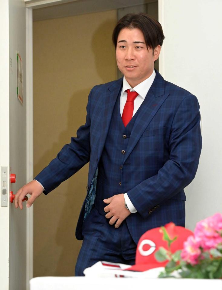 　赤いネクタイを着用し、入団会見に臨む山足（撮影・市尻達拡）