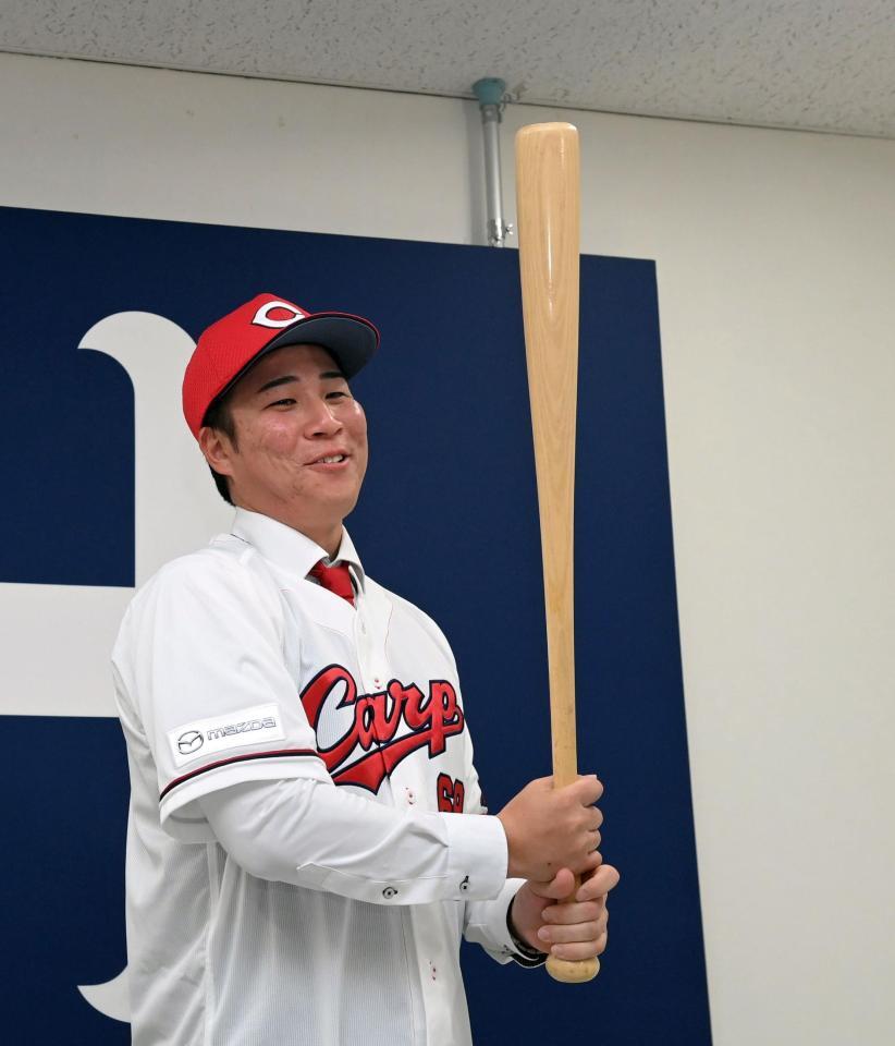 バットを手に、笑顔をみせる山足（撮影・市尻達拡）