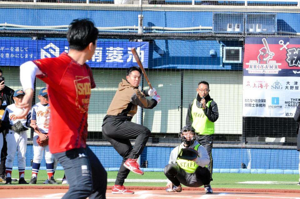 　小泉進次郎氏と真剣勝負を繰り広げる秋山（奥）＝撮影・畠山賢大