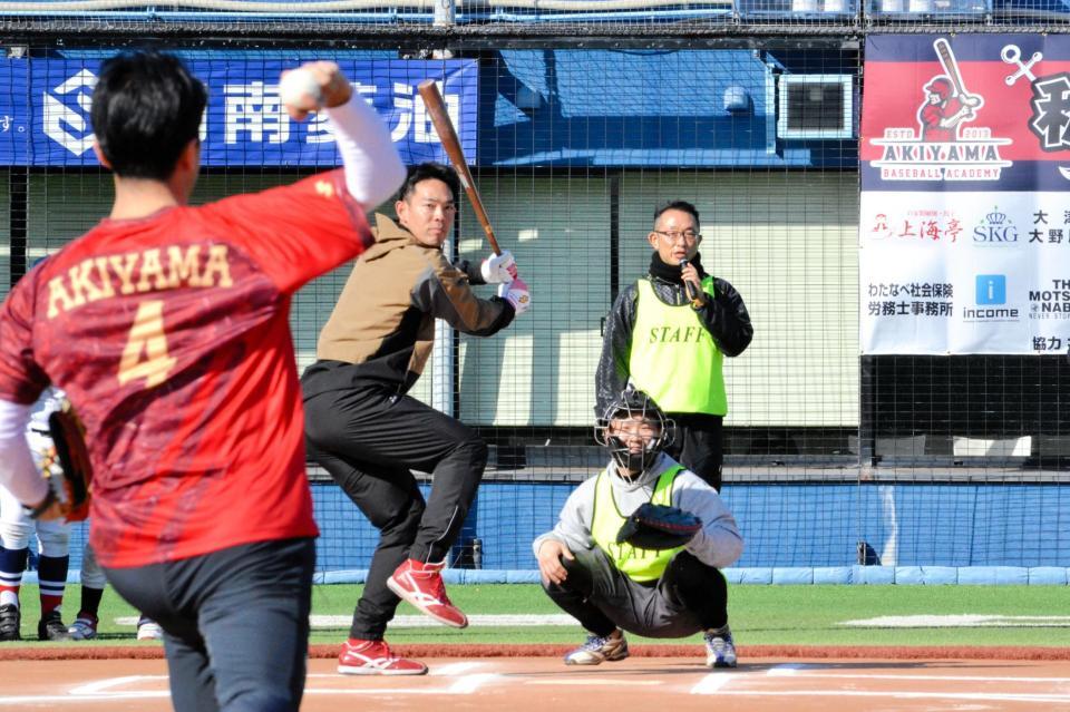 　小泉進次郎氏と真剣勝負を繰り広げる秋山（奥）＝撮影・畠山賢大