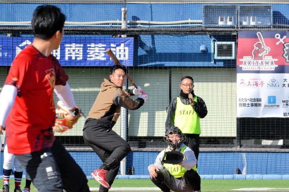 　小泉進次郎氏と対戦する秋山（奥）＝撮影・畠山賢大