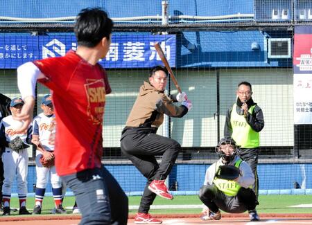 　小泉進次郎氏（手前）と真剣勝負をする秋山（撮影・畠山賢大）