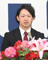 　入団会見で、意気込みを語る鈴木（撮影・市尻達拡）