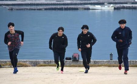 　大瀬良（右端）と自主トレを行った斉藤（左端）＝１月１０日