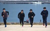 　大瀬良（右端）と自主トレを行った斉藤（左端）＝１月１０日