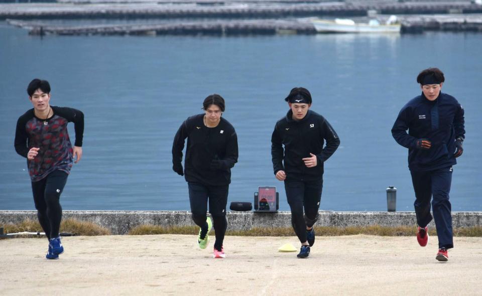 　大瀬良（右端）と自主トレを行った斉藤（左端）＝１月１０日