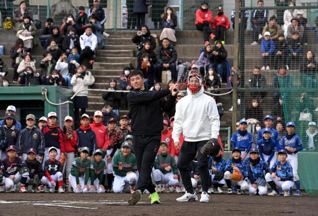 広島・中村奨成 母校・広陵での野球教室で思い新た「身が