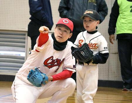 　野球少年にアドバイスを送る栗林（左）＝撮影・向亮祐