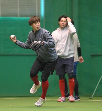 軽快な動きで打球をさばく小園海斗。右は久保修（撮影・市尻達拡）