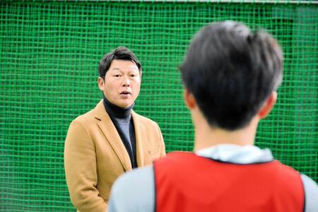 広島・新井監督が新人合同自主トレを視察「今年は昨年以上に若い選手にチャンスが来る年」　ドラ１・佐々木らに訓示「一日を大切に」