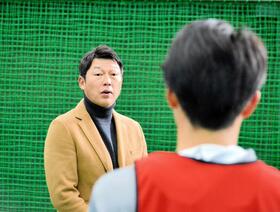 広島・新井監督が新人合同自主トレを視察「今年は昨年以上に若い選手にチャンスが来る年」　ドラ１・佐々木らに訓示「一日を大切に」