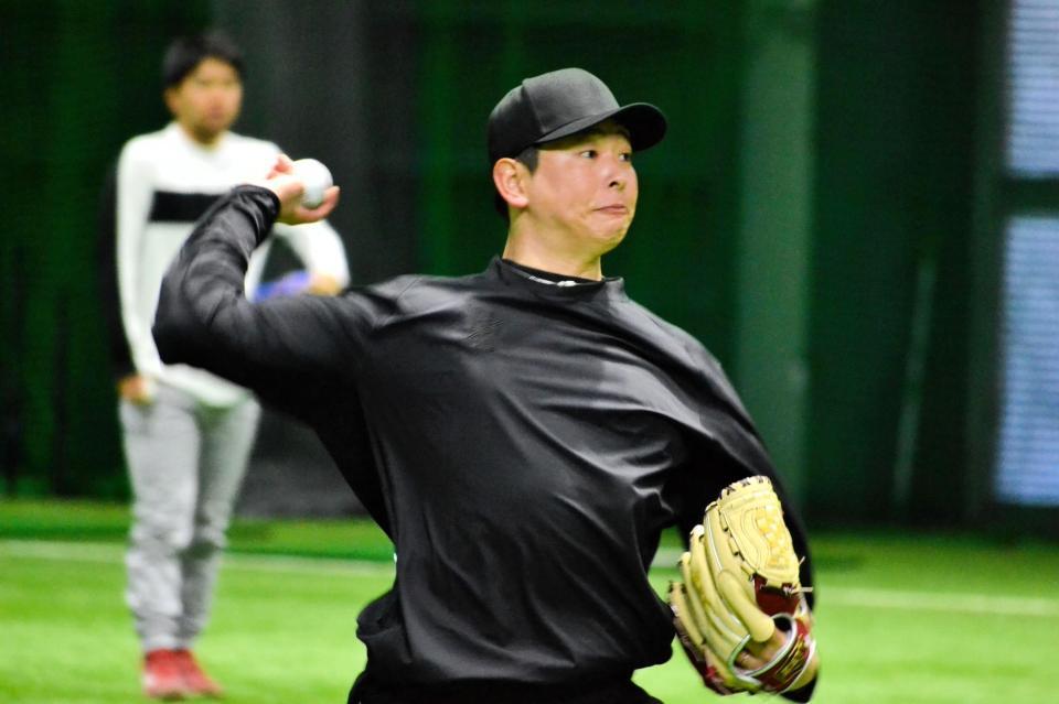 　自主トレを公開し、キャッチボールをする大瀬良（撮影・畠山賢大）