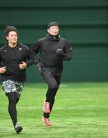 　ダッシュをする大瀬良。左は大道（撮影・市尻達拡）