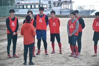 　三浦トレーナー（左から２人目）の言葉に耳を傾ける佐々木（左から６人目）