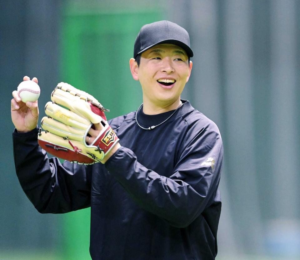 　笑顔をみせる大瀬良（撮影・市尻達拡）