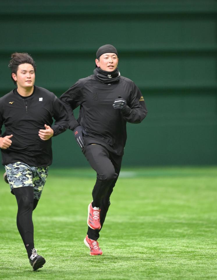 　ダッシュをする大瀬良。左は大道（撮影・市尻達拡）