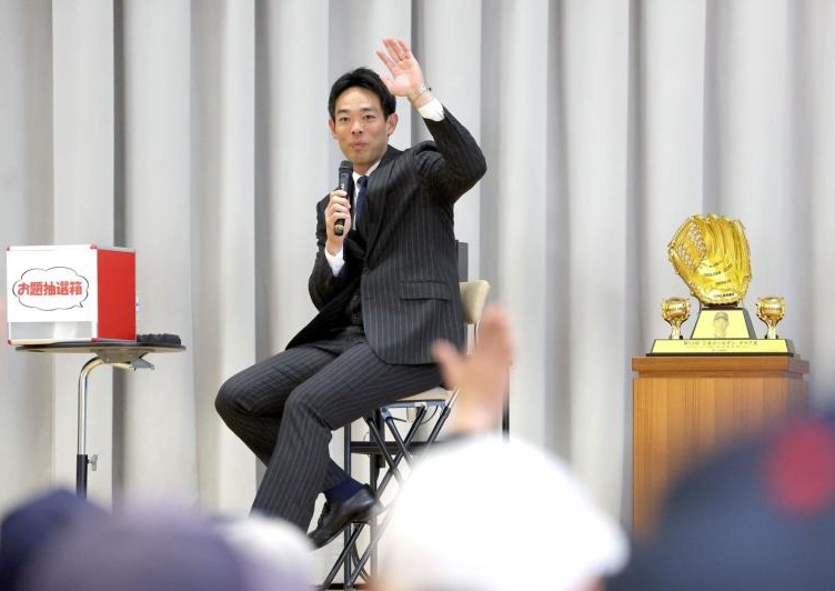 　トークショーで話す秋山（撮影・西岡正）