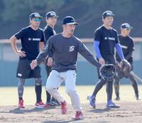 　ノックを受ける矢野（中央）＝撮影・西岡正