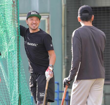 　リラックスした表情で矢野（右）と話す菊池