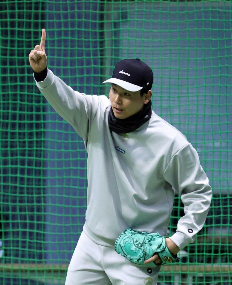 　キャッチボール相手に、残り１球の合図を送る栗林（撮影・市尻達拡）