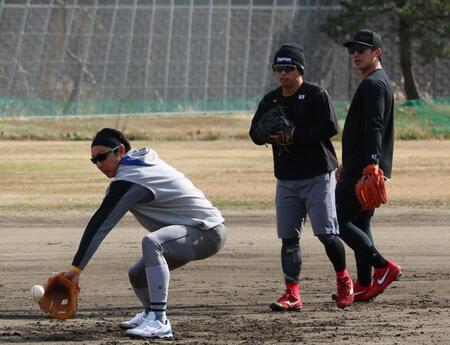 　川崎（左）とノックを受ける羽月（中央）と中村貴