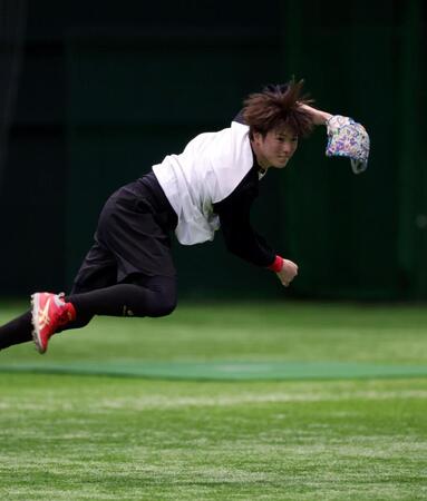 ノックで躍動感ある送球を見せる森下（撮影・市尻達拡)