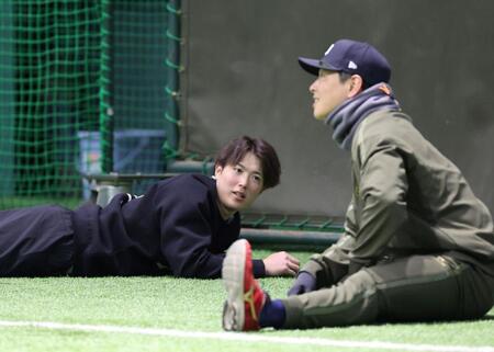 大瀬良と話をする森下（撮影・市尻達拡）