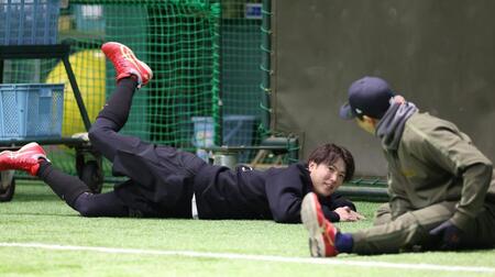 大瀬良大地と話をする森下（撮影・市尻達拡）