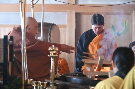 護摩行を行う新井監督（右）＝撮影・石井剣太郎