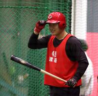 　フリー打撃前にあいさつする渡辺（撮影・市尻達拡）