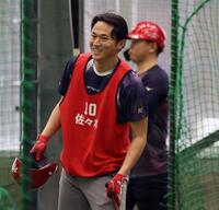 　フリー打撃を終え、笑顔を見せる佐々木（撮影・市尻達拡）