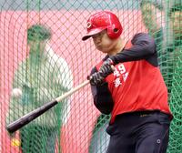 　力強いスイングではじき返す渡辺