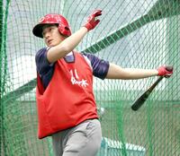 　フリー打撃で広角に打ち返す佐々木（撮影・市尻達拡）