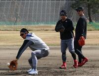 　川崎（左）とノックを受ける羽月（中央）と中村貴