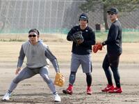 　川崎宗則氏（左）とノックを受ける羽月（中央）、中村貴