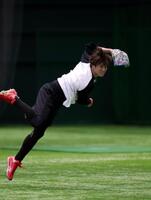 ノックで躍動感ある送球を見せる森下（撮影・市尻達拡）