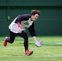 ノックで軽快な動きを見せる森下（撮影・市尻達拡）