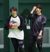 ノック中に笑顔を見せる野間と森下（撮影・市尻達拡）