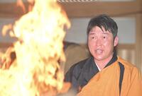 護摩行に臨む新井監督