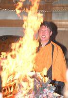 護摩行を行う新井監督（撮影・石井剣太郎）