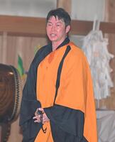 護摩行を終え、決意を述べる新井監督（撮影・石井剣太郎）