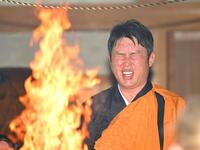 護摩行を行う新井監督（撮影・石井剣太郎）