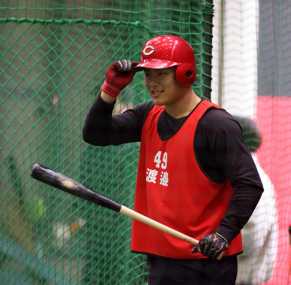 　フリー打撃前にあいさつする渡辺（撮影・市尻達拡）