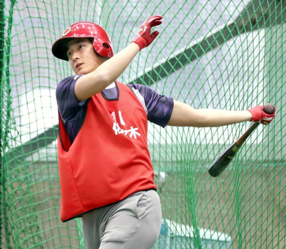 　フリー打撃で広角に打ち返す佐々木（撮影・市尻達拡）