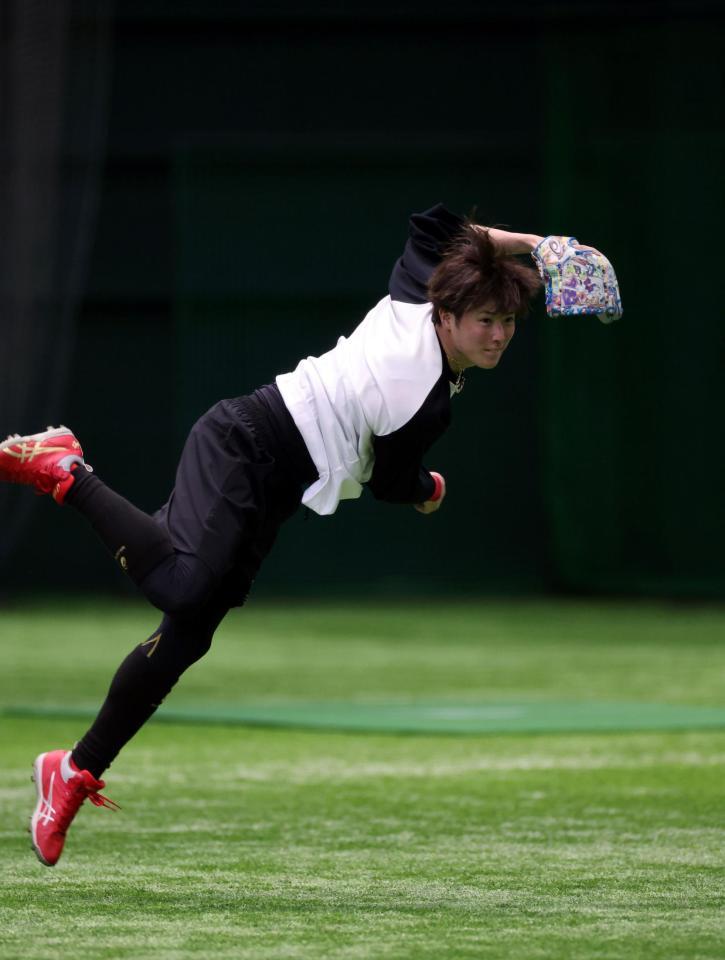 ノックで躍動感ある送球を見せる森下（撮影・市尻達拡）