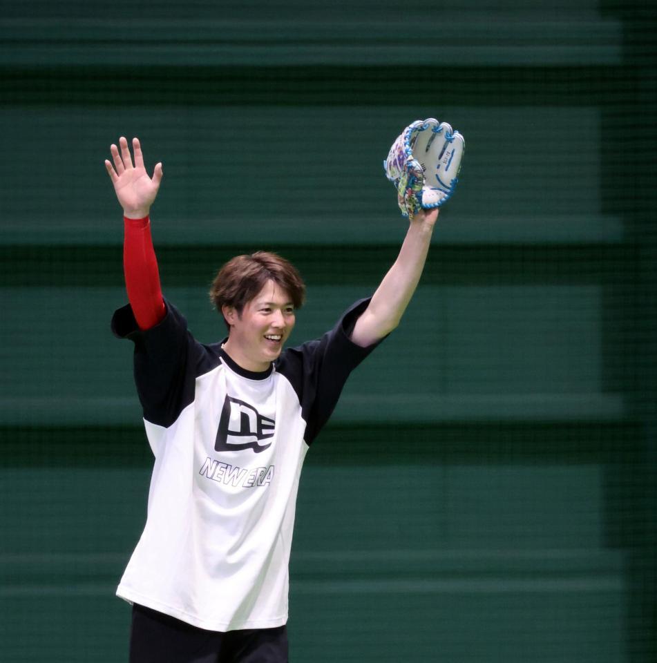 ノックで、両手を挙げる森下（撮影・市尻達拡）