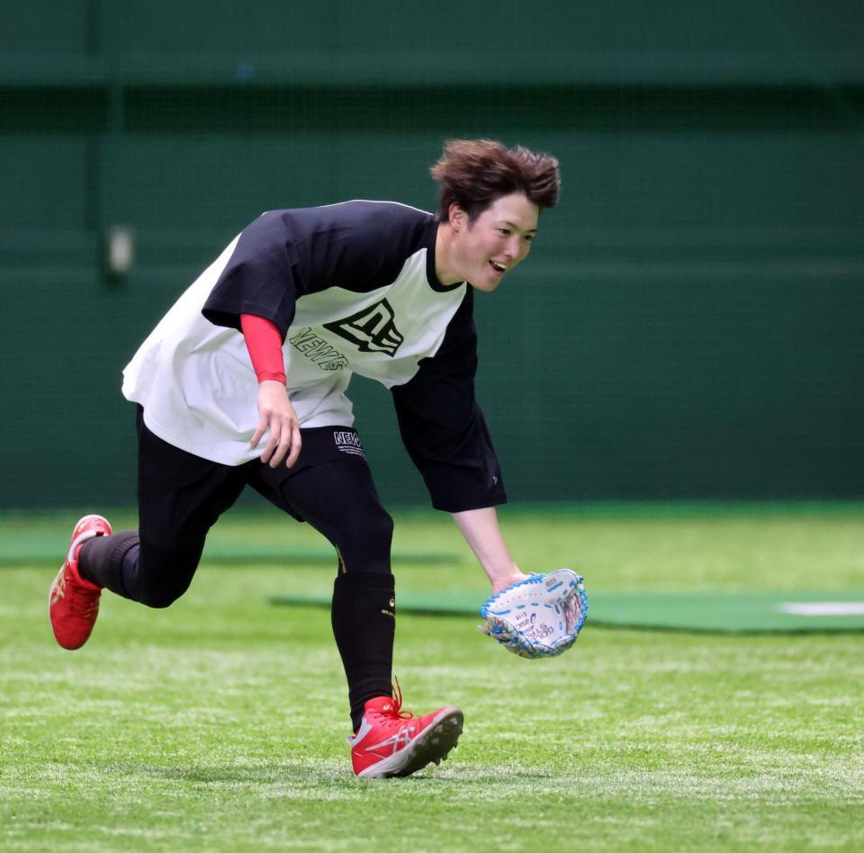 ノックで軽快な動きを見せる森下（撮影・市尻達拡）