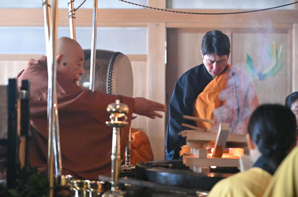 護摩行を行う新井監督（右）＝撮影・石井剣太郎