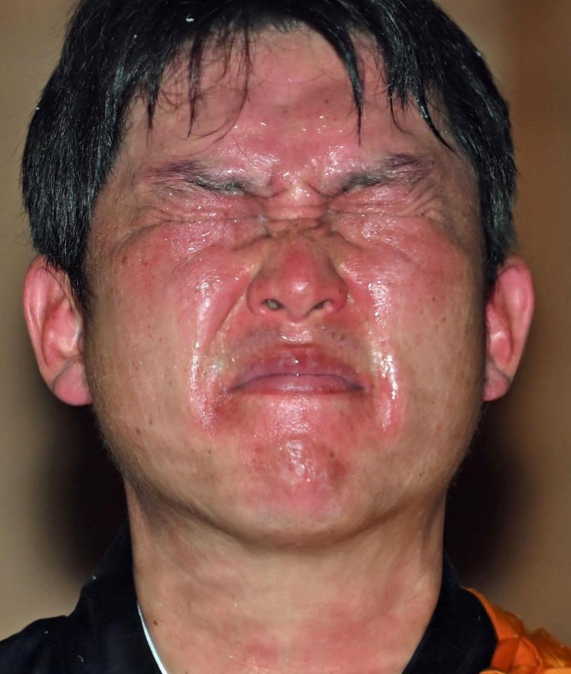 護摩行を行う新井監督（撮影・石井剣太郎）