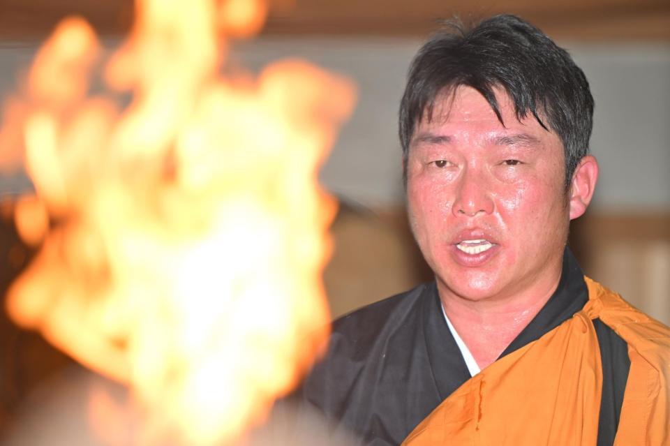 護摩行を行う新井監督（撮影・石井剣太郎）